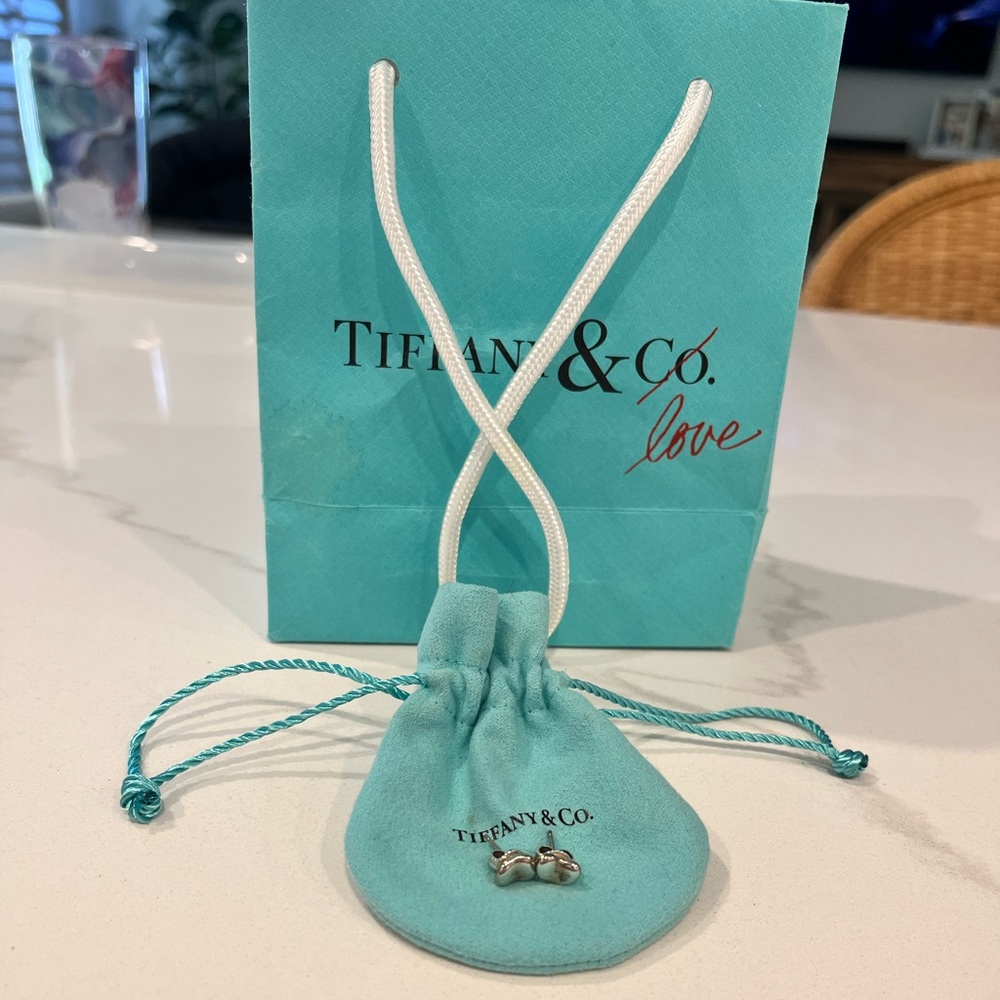 Tiffany’s Elsa Peretti®
Bean® design Earrings